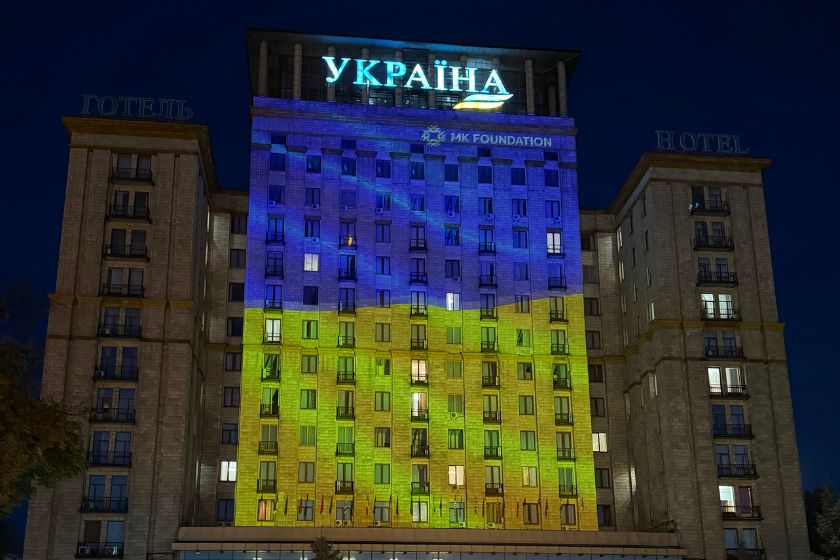 Готель «Україна» у День Незалежності засяяв кольорами державного прапора