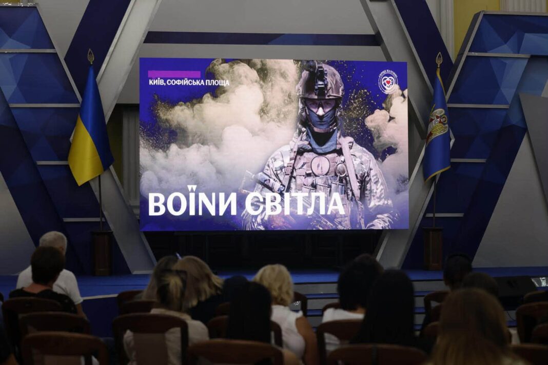 У Києві на Софійській площі відкрили вуличну виставку Алея Героїв Воїни Світла