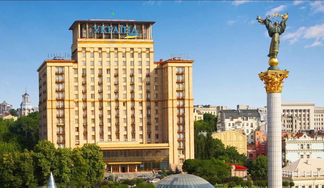 Легендарному готелю «Україна» — 65 років: святкове меню з десертом «Міцні каштани» та плани реконструкції